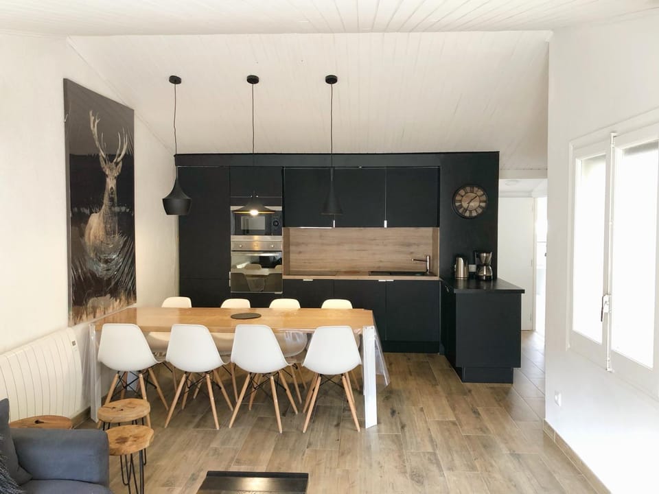 Kitchen or kitchenette, Dining area