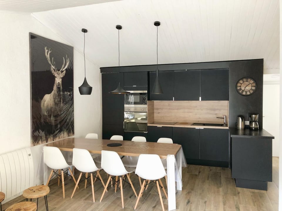 Kitchen or kitchenette, Dining area