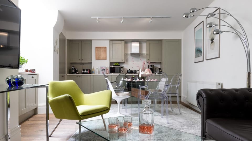 Kitchen or kitchenette, Living room, Seating area, Dining area