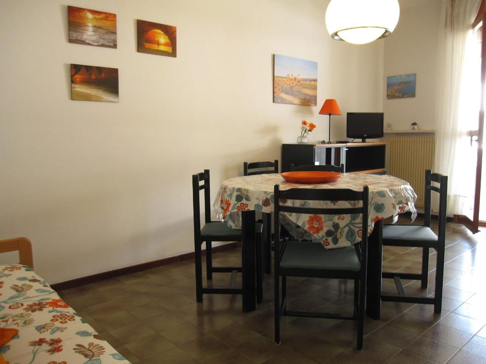 Bed, TV and multimedia, Living room, Dining area