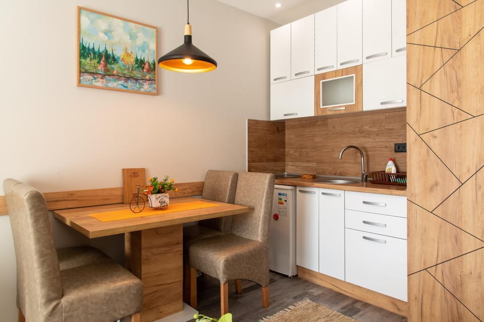 Kitchen or kitchenette, Seating area, Dining area, stove