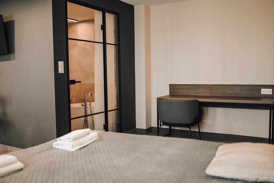 Bed, Bathroom