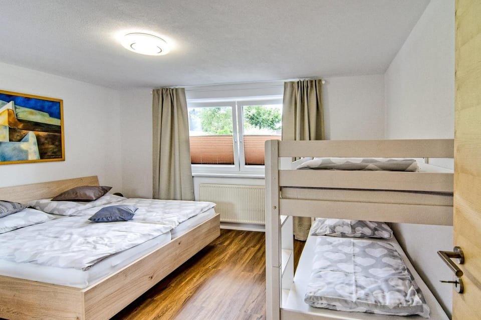 Bedroom, bunk bed