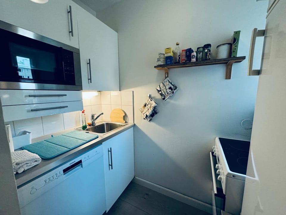 Kitchen or kitchenette, oven