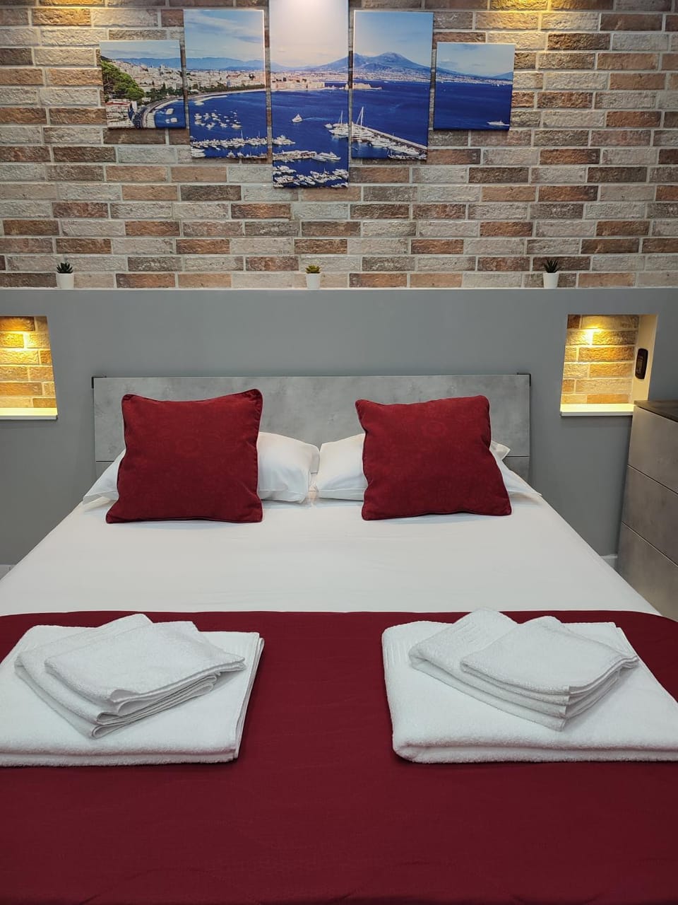 Bed, Photo of the whole room, Bedroom, towels