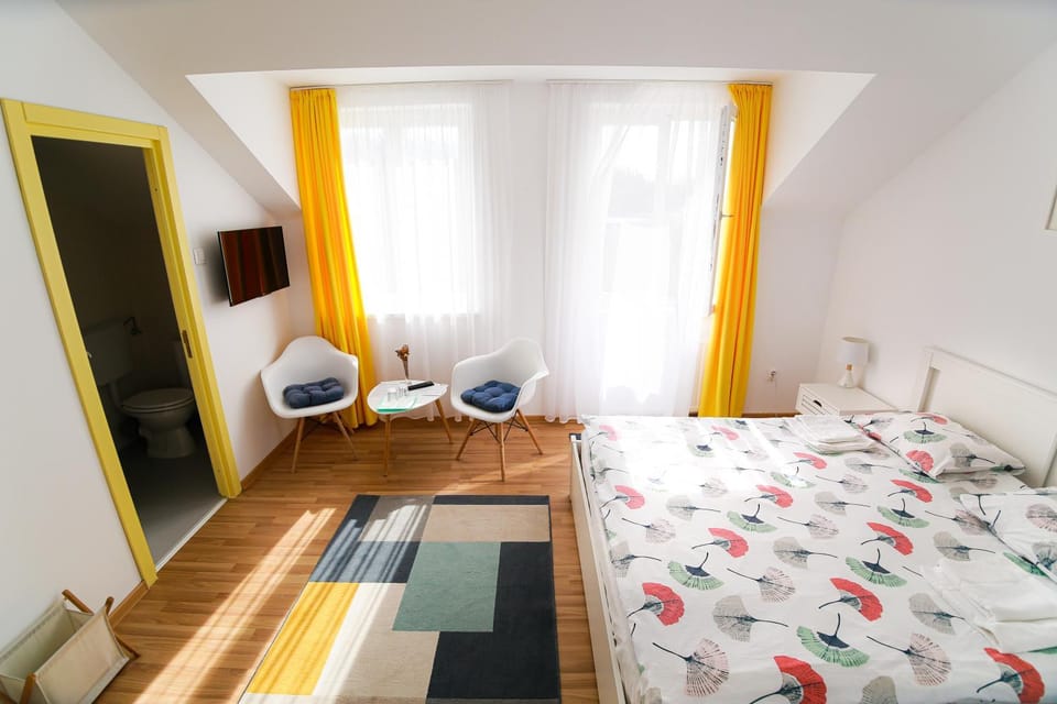 Shower, Bed, TV and multimedia, Photo of the whole room, Bedroom