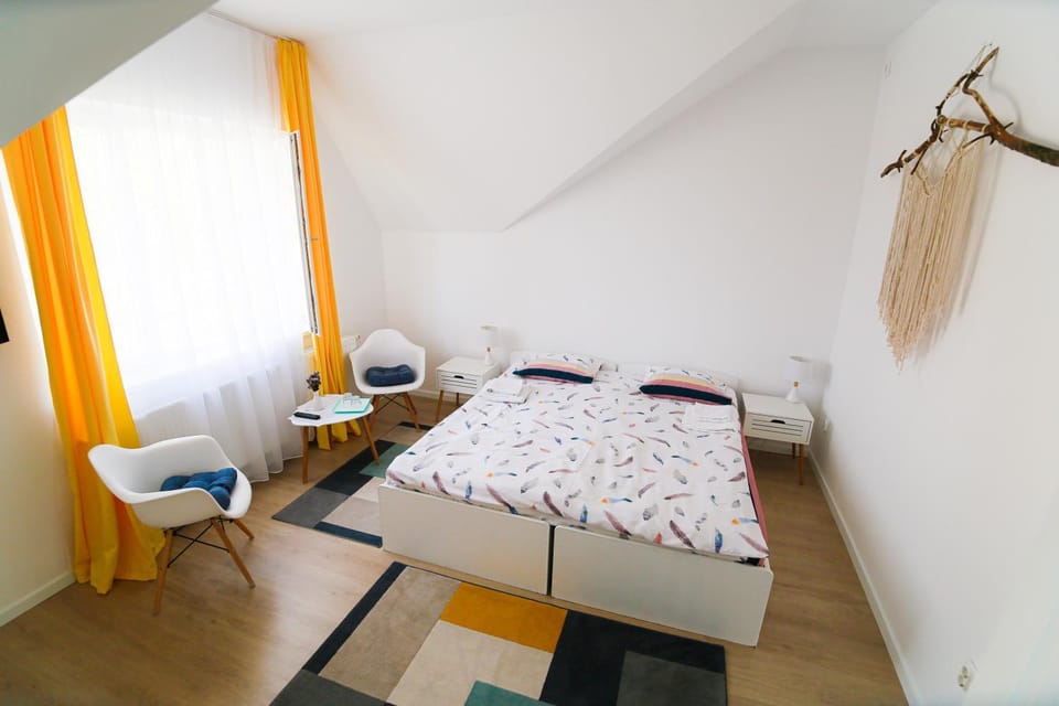 Bed, TV and multimedia, Coffee/tea facilities, Decorative detail, Garden view