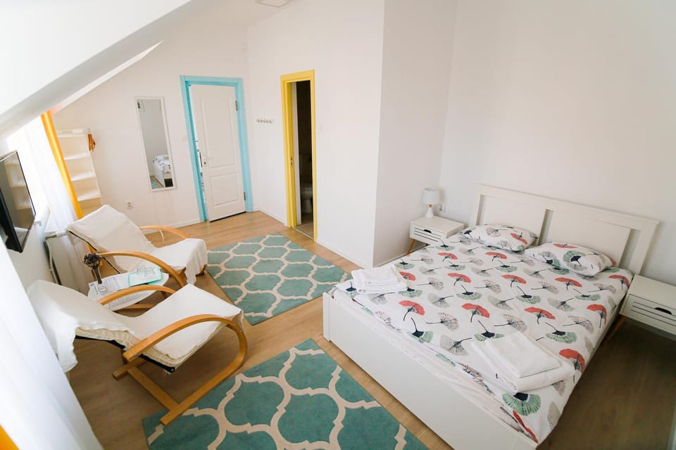 Bed, Bathroom, TV and multimedia, Garden view
