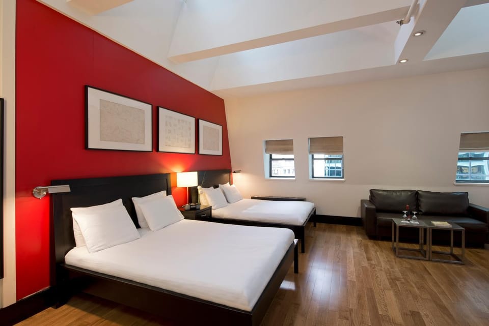Bed, Living room, Photo of the whole room, Decorative detail, Bedroom