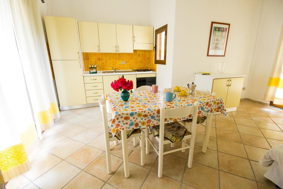 Day, Dining area