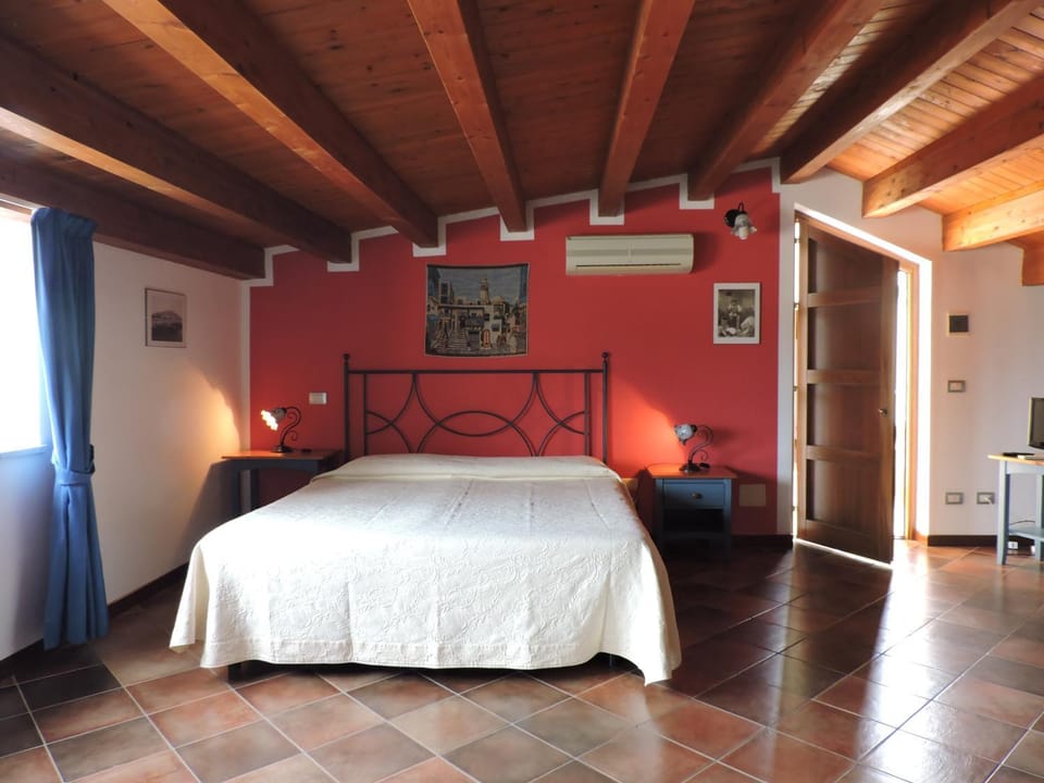 Photo of the whole room, Bedroom, air conditioner