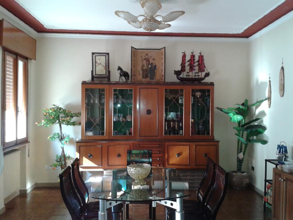 Day, Dining area