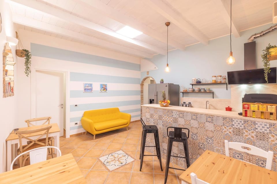 Living room, Lounge or bar, Seating area, Dining area