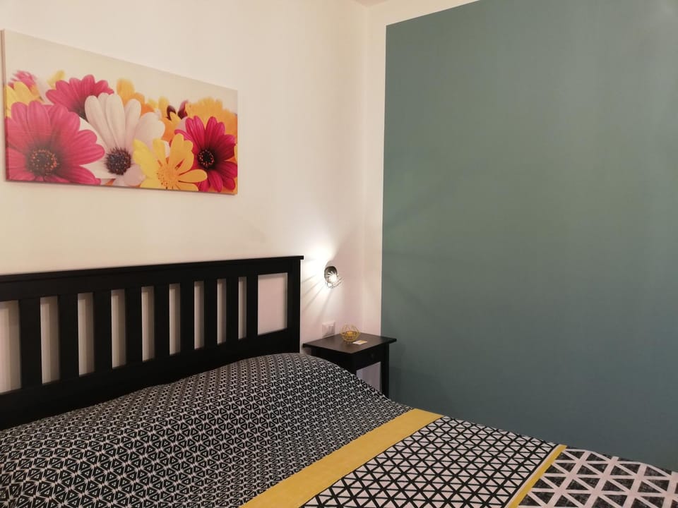 Other, Photo of the whole room, Decorative detail, Bedroom, Text overlay, Guests