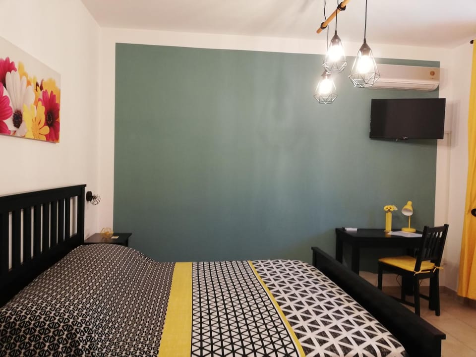 Bed, TV and multimedia, Other, Photo of the whole room, Decorative detail, Bedroom, air conditioner