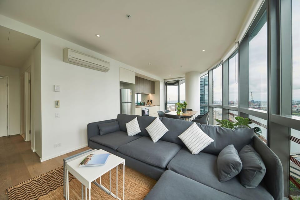 Sky Haven Modern Retreat with Free Parking Apartment in Melbourne