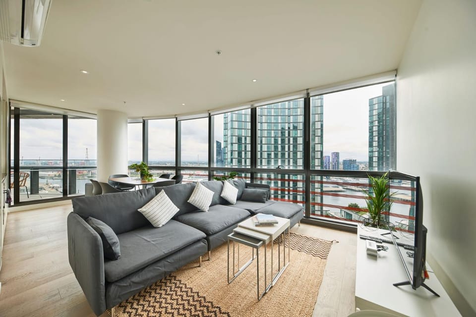 Sky Haven Modern Retreat with Free Parking Apartment in Melbourne