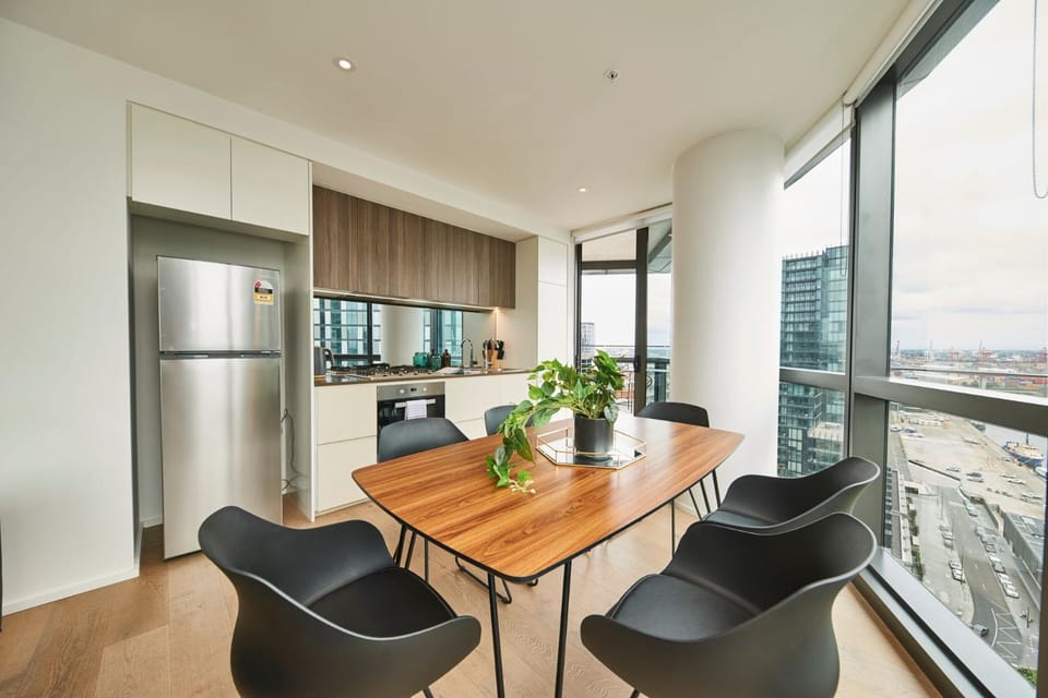 Sky Haven Modern Retreat with Free Parking Apartment in Melbourne
