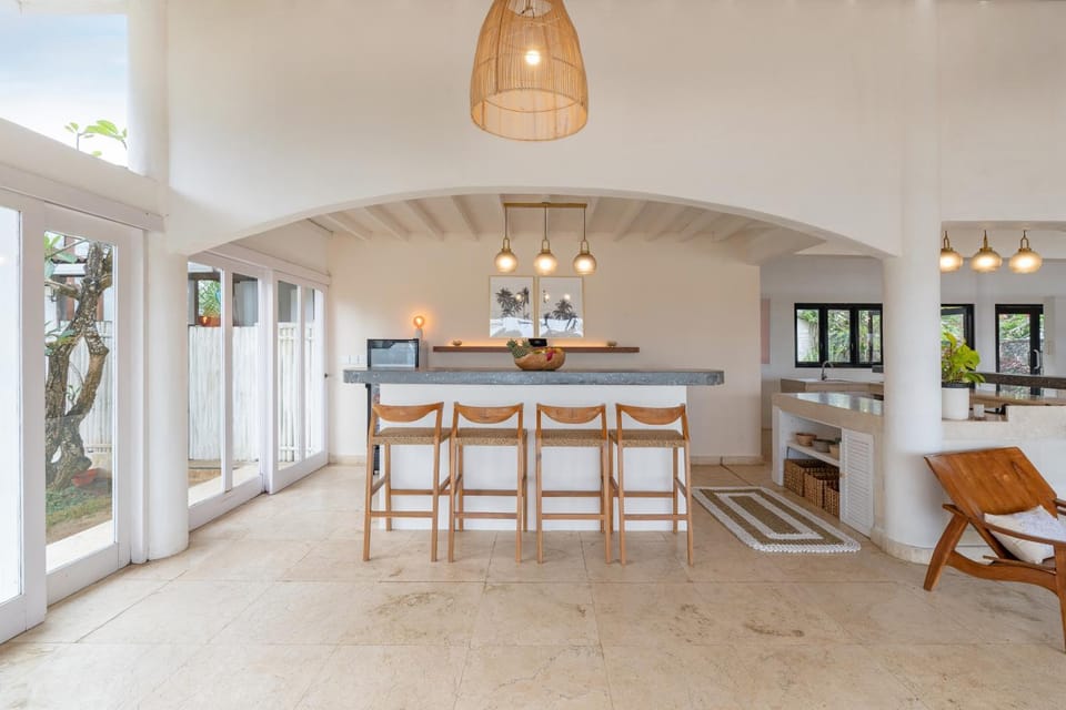 Kitchen or kitchenette, Seating area, Dining area
