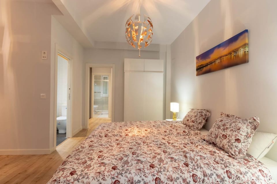 Photo of the whole room, Bedroom