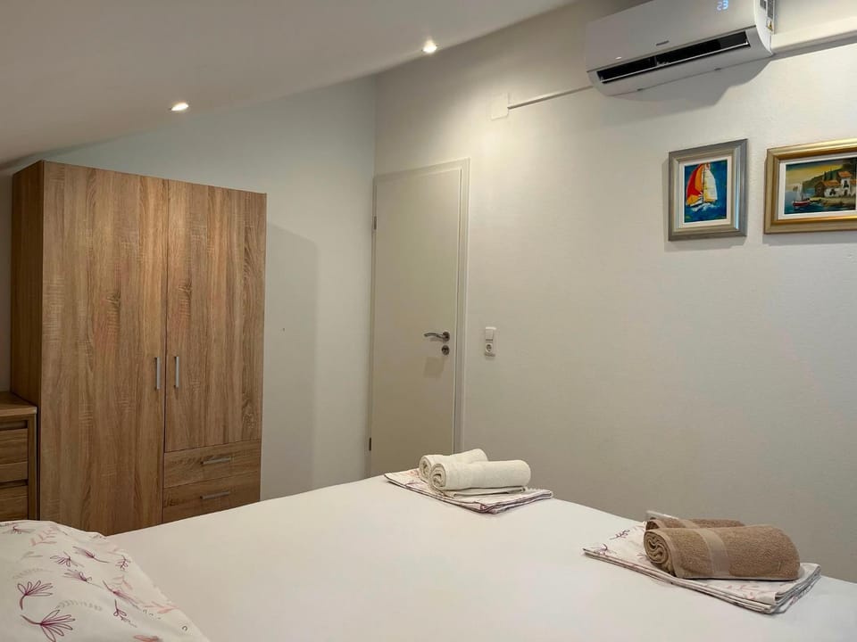 Bedroom, air conditioner