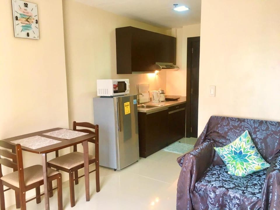 Kitchen or kitchenette, Seating area, Dining area, stove