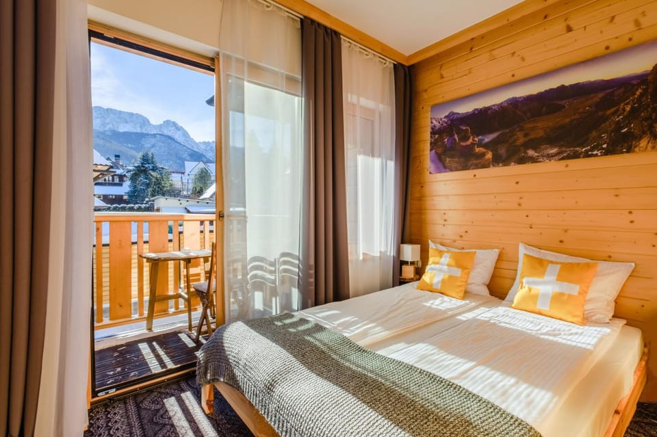 Bedroom, Mountain view