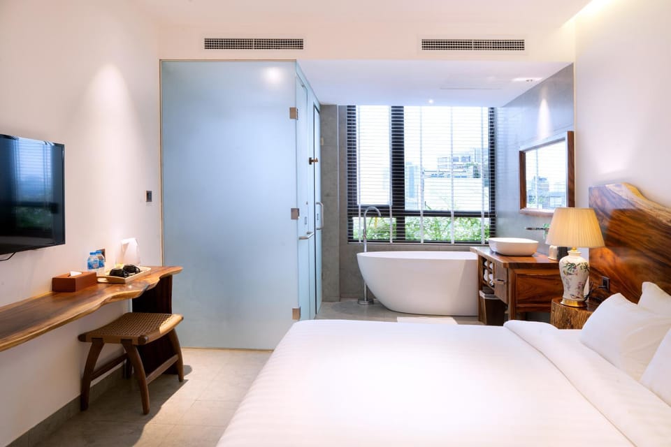 Bed, Bathroom, TV and multimedia, Photo of the whole room, Bedroom, City view, Bath, towels