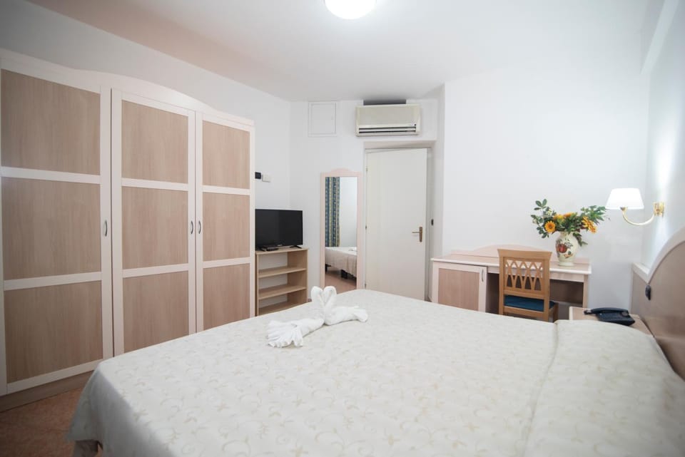 Bed, TV and multimedia, Photo of the whole room, Bedroom, towels, wardrobe, air conditioner