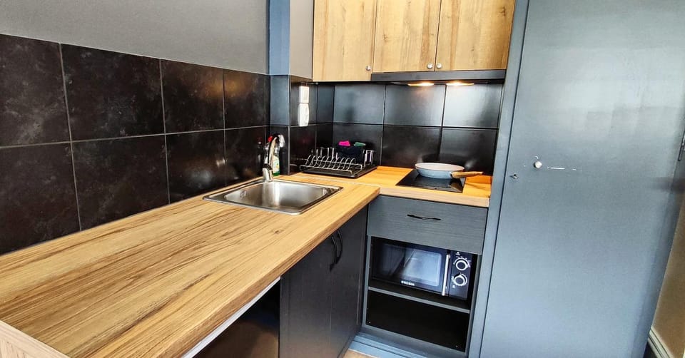 Kitchen or kitchenette, minibar, stove