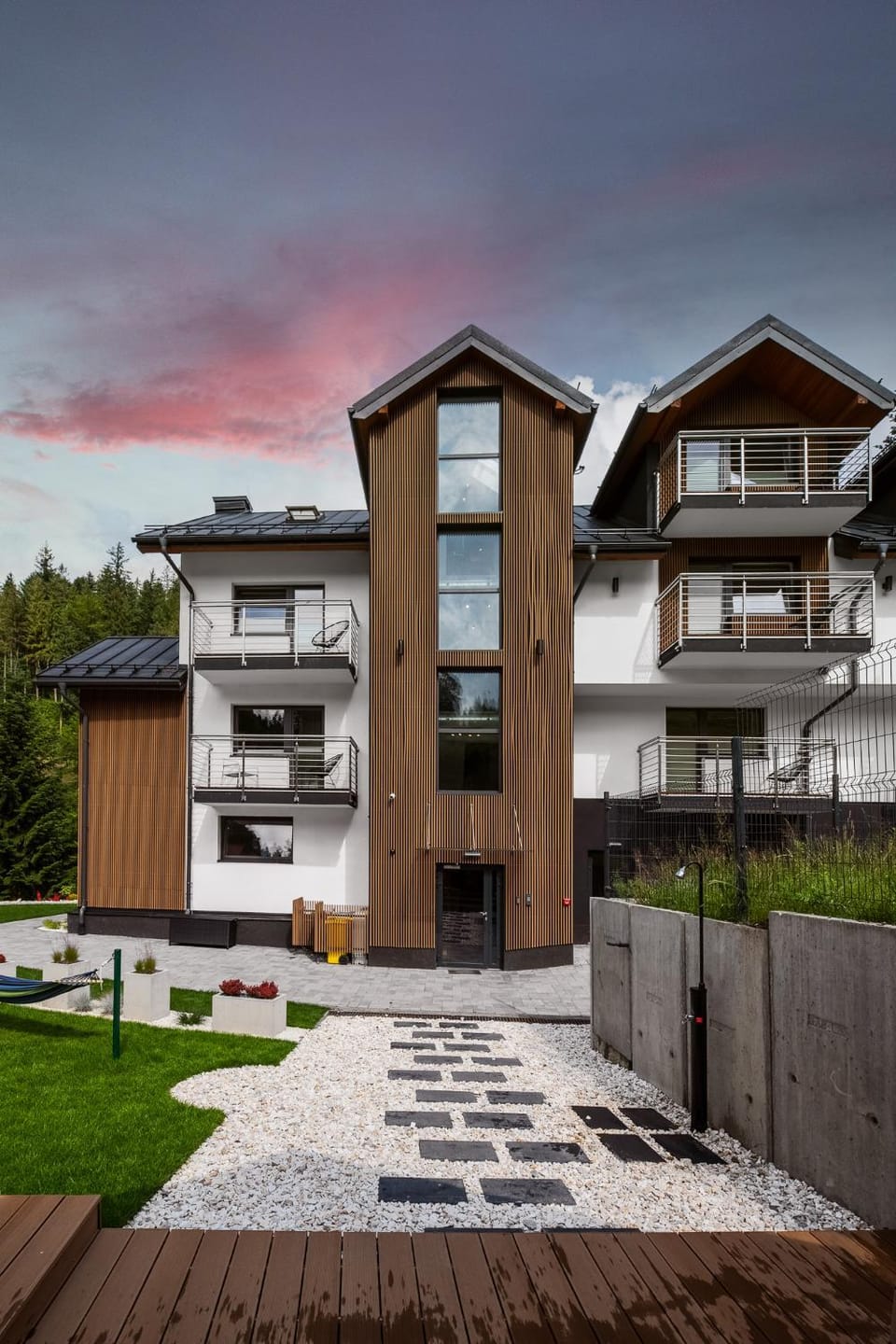 Property building, Day, Garden, Balcony/Terrace, Balcony/Terrace, Other, Other, Other, Seating area, Garden view