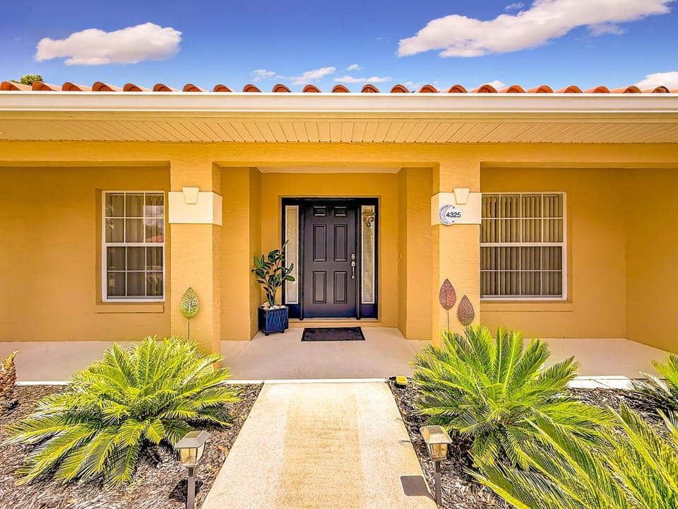 Stylish Pool Villa Close To Withlacoochee Bike Trail Home House in Inverness