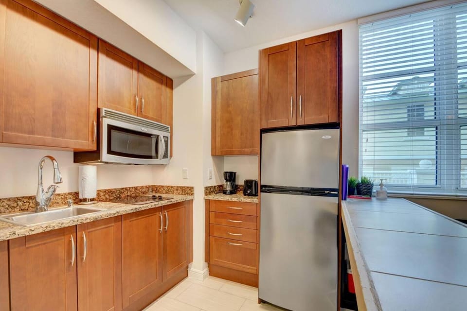 One bedroom in amazing condoBeach pass included! House in Boynton Beach