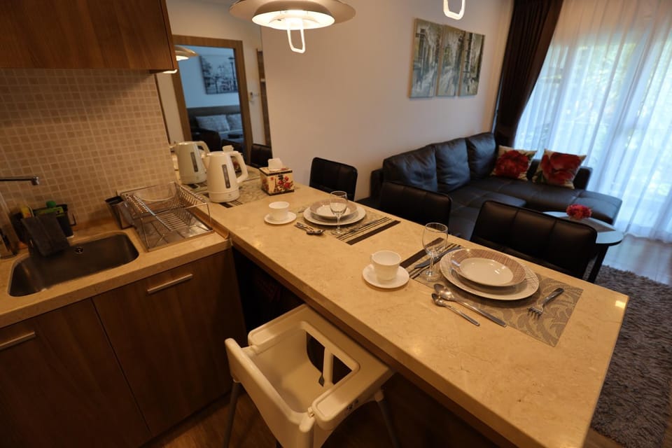 Kitchen or kitchenette, Dining area
