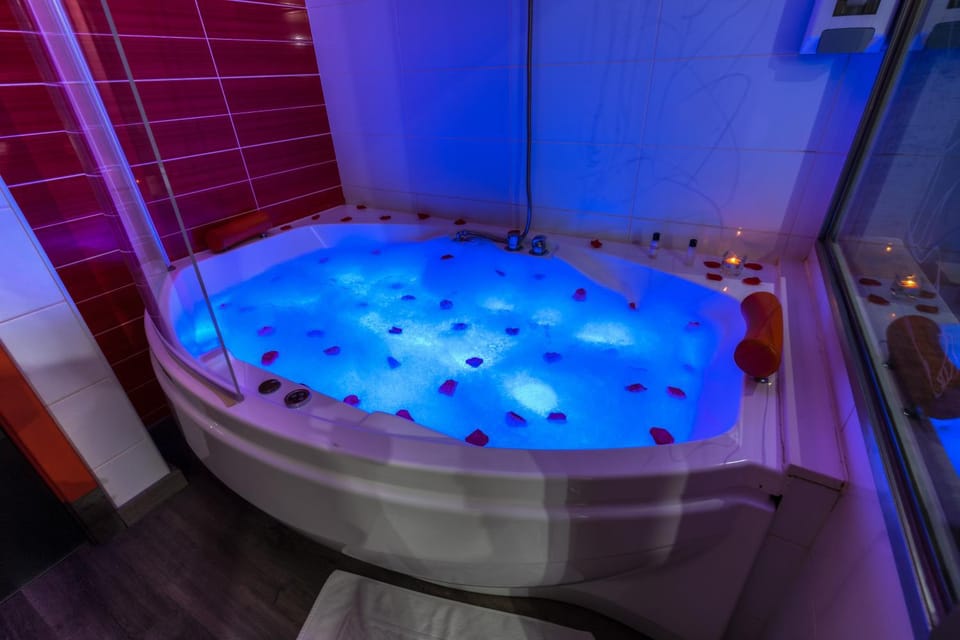 Hot Tub, Bathroom, Decorative detail