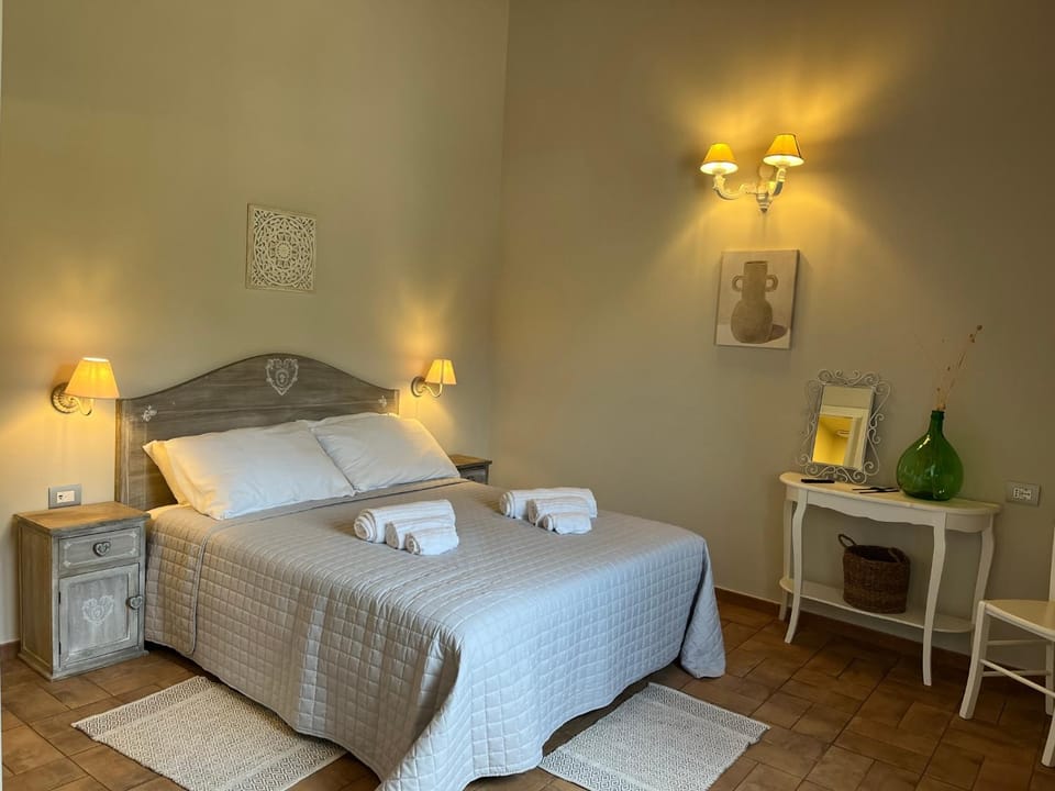 Photo of the whole room, Bedroom, towels