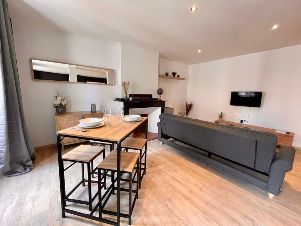 TV and multimedia, Living room, Seating area, Dining area