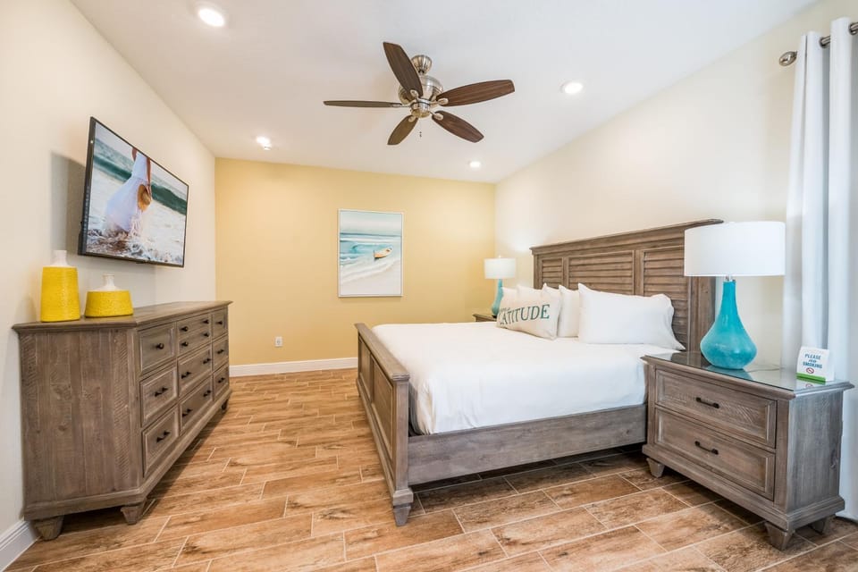 Bed, TV and multimedia, Photo of the whole room, Bedroom