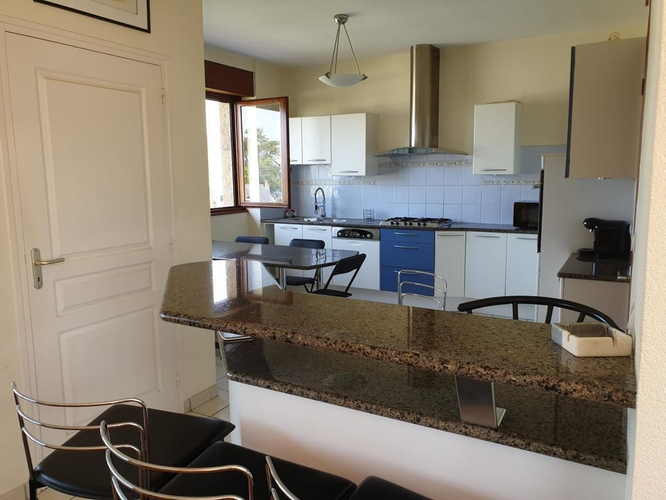 Kitchen or kitchenette, Dining area, minibar, oven, pet friendly, stove