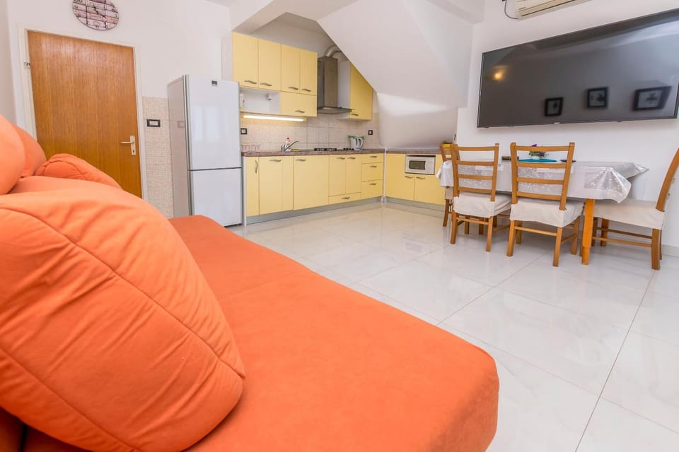 TV and multimedia, Kitchen or kitchenette, Living room, Seating area, stove