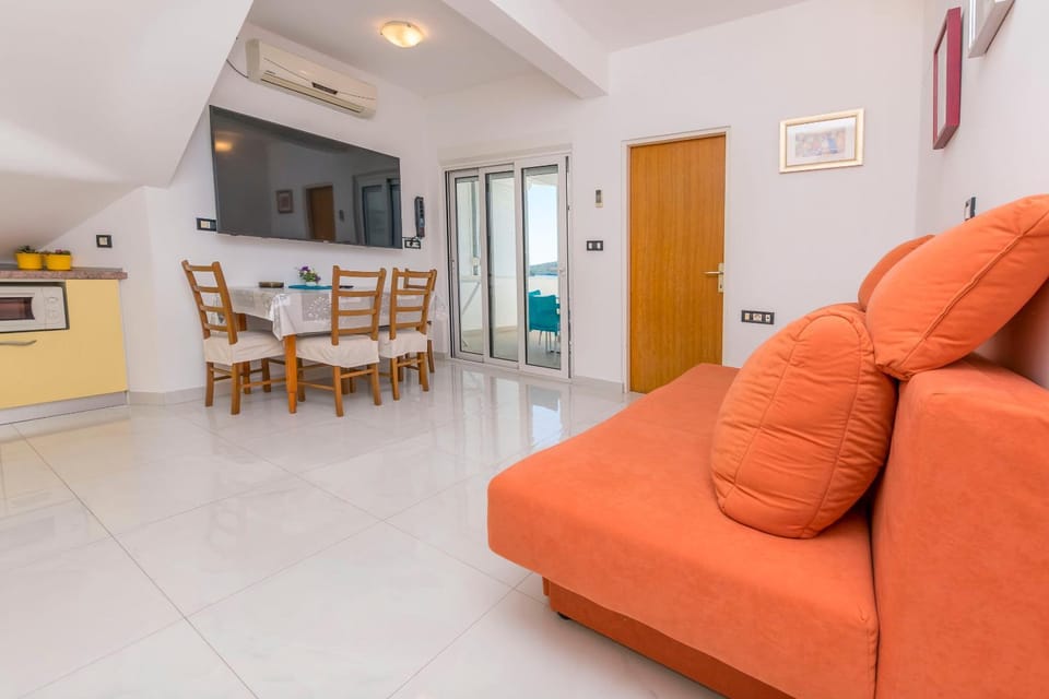TV and multimedia, Kitchen or kitchenette, Living room, Seating area, air conditioner