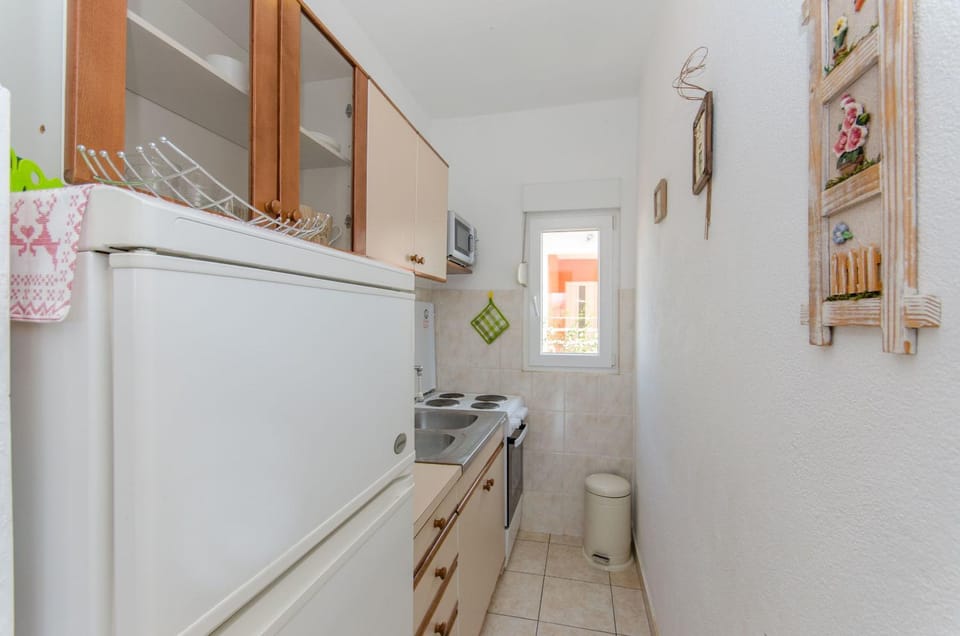 Kitchen or kitchenette, oven, stove