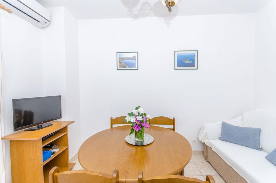 TV and multimedia, Living room, Seating area, Dining area, air conditioner