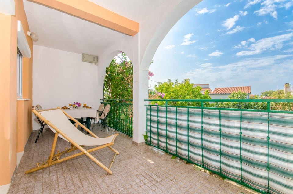 Balcony/Terrace, sunbed