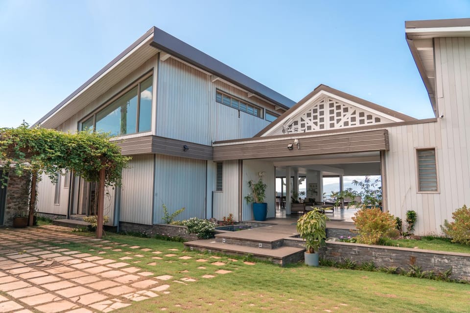 Property building, Patio, Facade/entrance, Garden, Mountain view, Parking