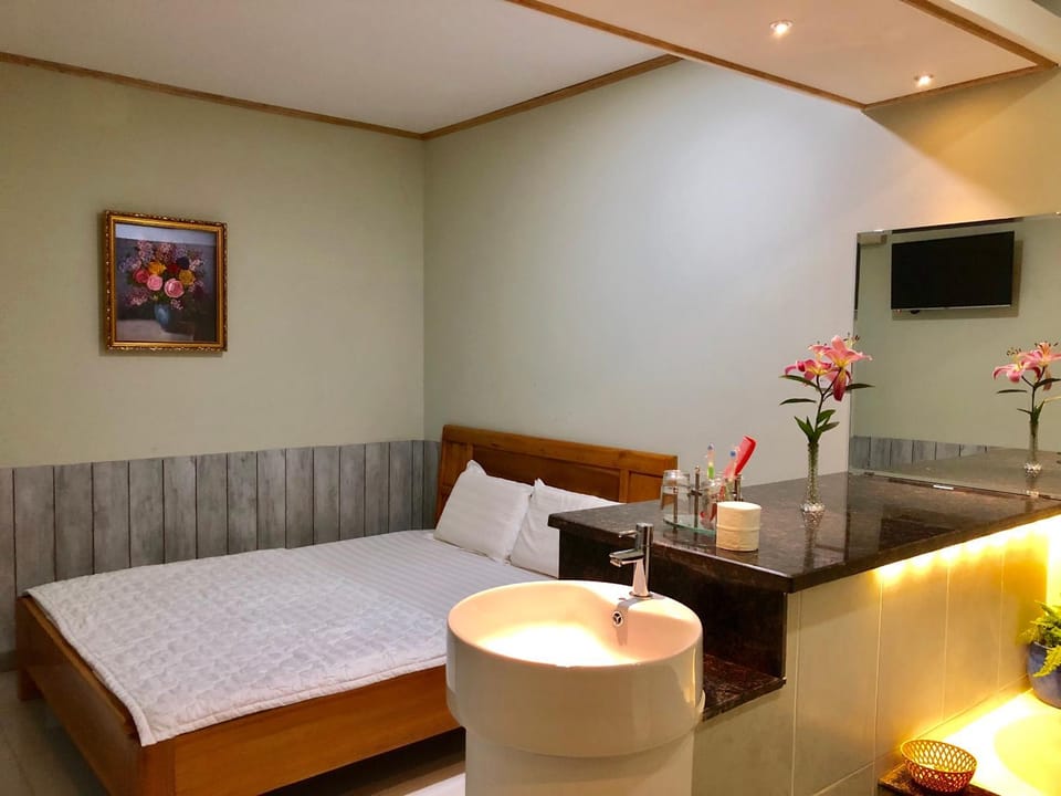 Bed, Photo of the whole room, Seating area, Bedroom