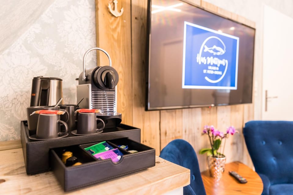 TV and multimedia, Coffee/tea facilities, Other, Photo of the whole room, Decorative detail