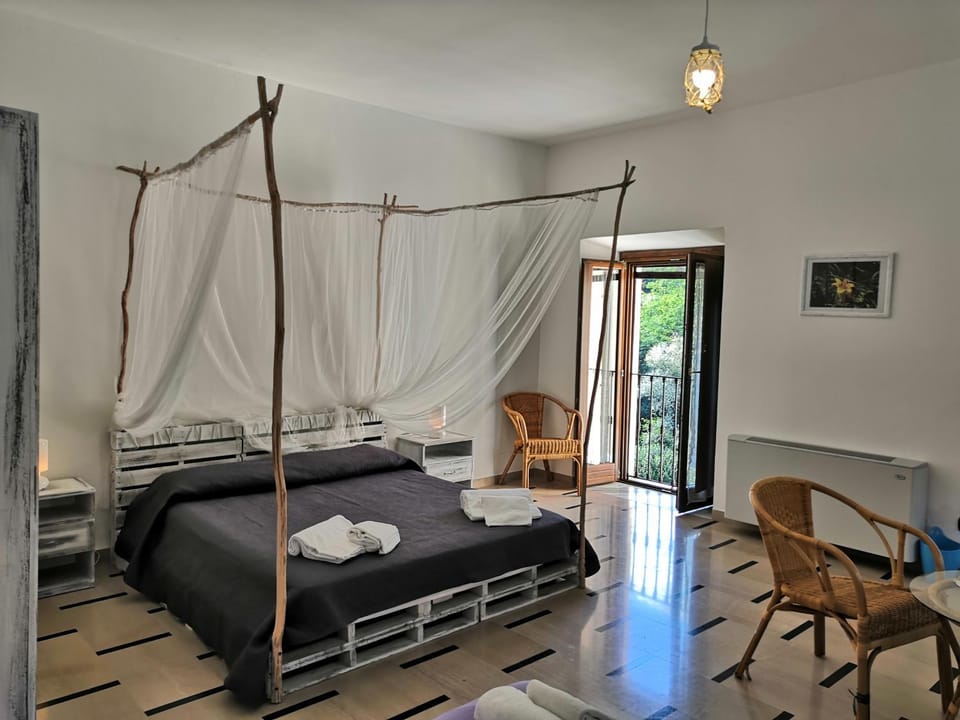 Bed, Bedroom, Garden view, Mountain view, Inner courtyard view