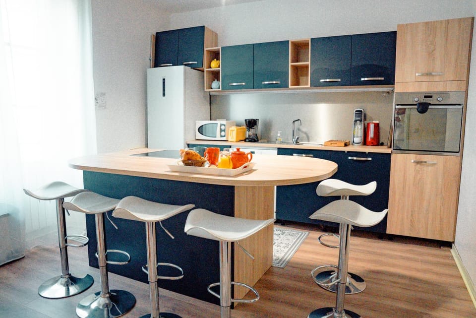 Coffee/tea facilities, Dining area, microwave, oven, stove, kitchen