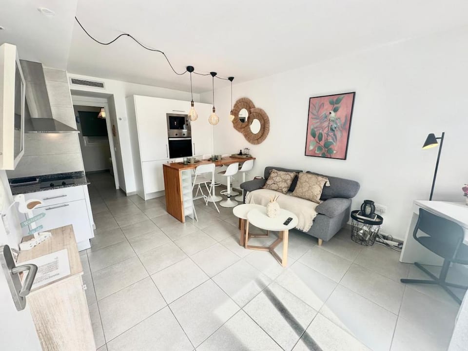 Chocolate Cookie- AC, High speed internet, Desk with natural light, Sunny terrace and pool Apartment in Corralejo